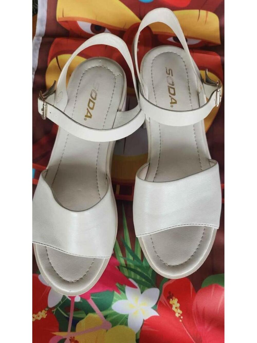 Soda "Stacie" Womens Sz. 8.5 White Open Toe Lug Sole Platform Sandals